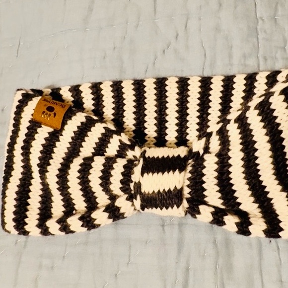 Bearpaw white/blk knit headband w/bow, gently used. - Picture 6 of 6
